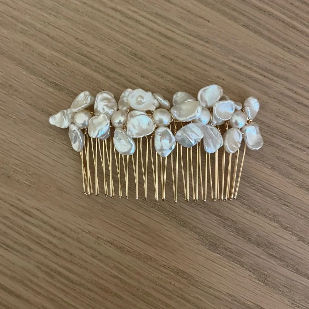 UNTAMED PETALS BY AMANDA JUDGE Pearl and Silver Floral Hair Pin